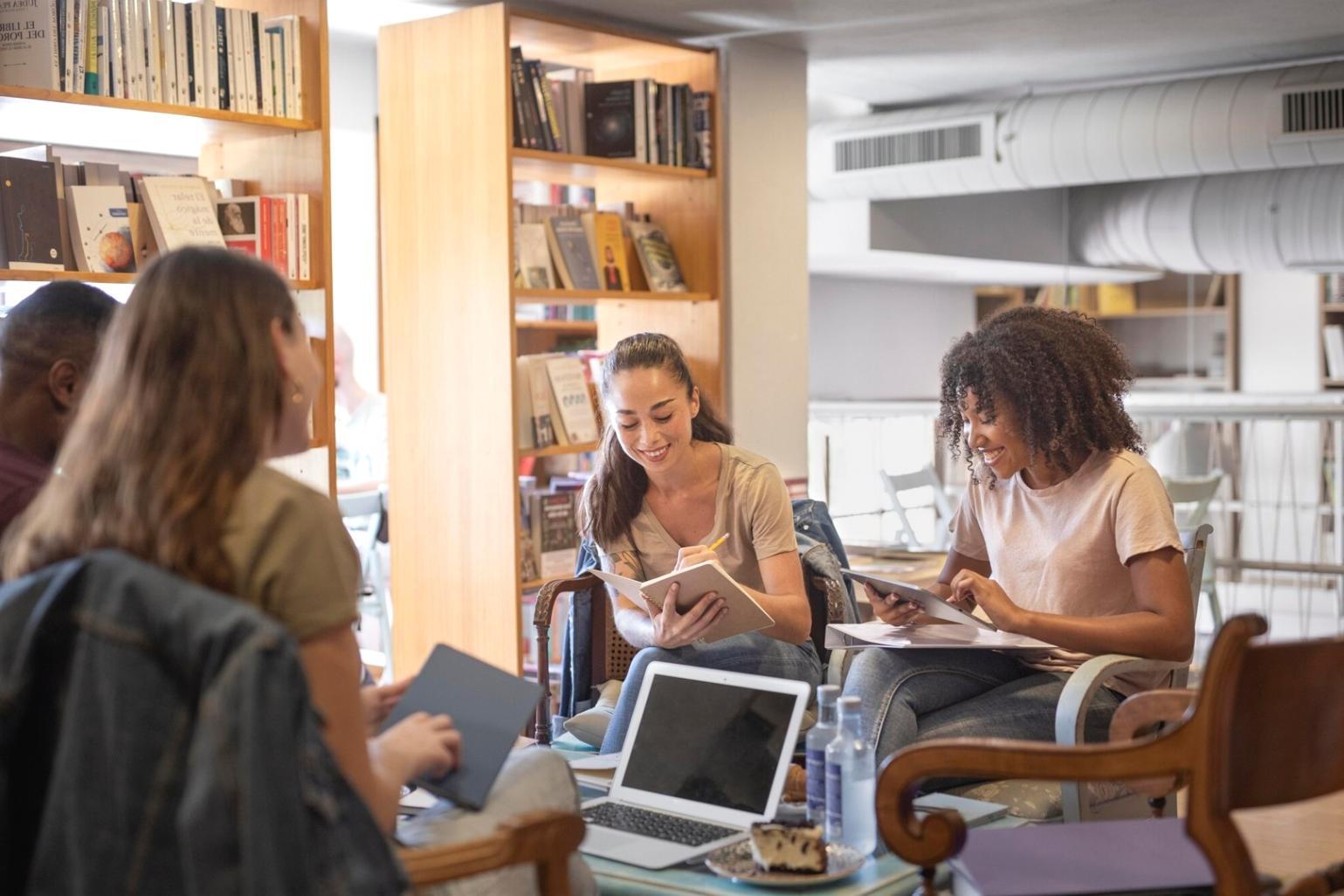 Ambiente de oficina moderno donde nacen las nuevas ideas comerciales
